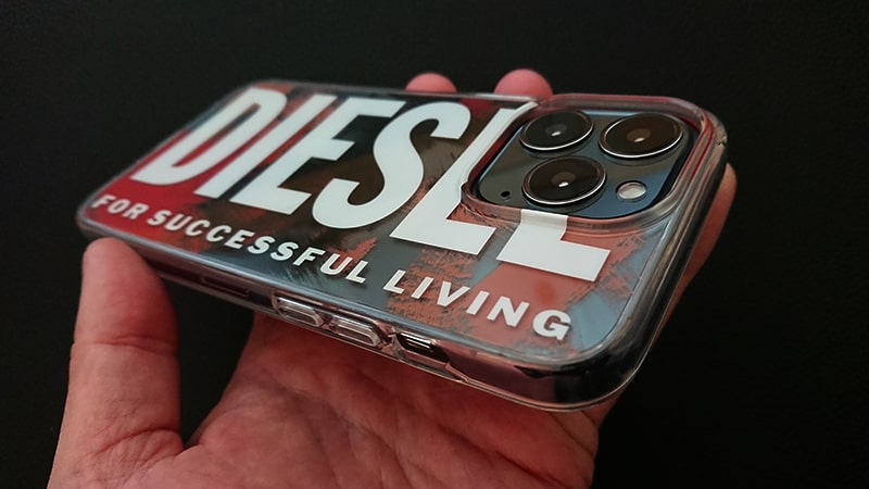 DIESEL iPhone13スマホケースに装着全体