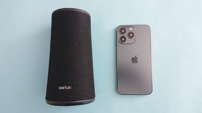 earfun_UBOOMの大きさをiPhoneと比較
