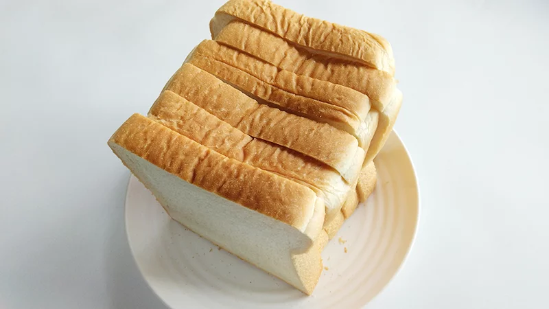 MARNAのパン冷凍保存袋に入れる前の食パン