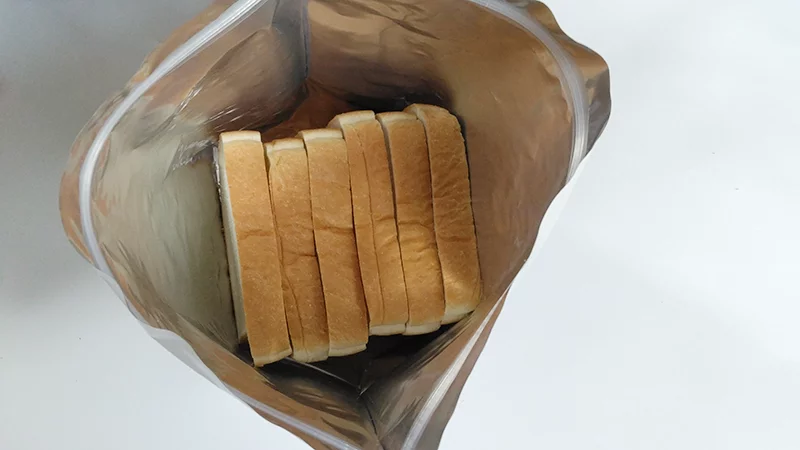 MARNAのパン冷凍保存袋に食パンを入れた様子5
