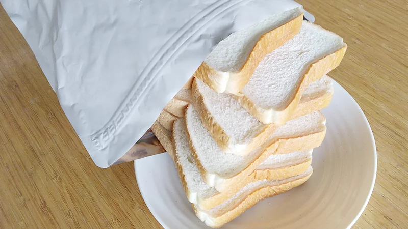 MARNAのパン冷凍保存袋に入れて冷凍後の食パン