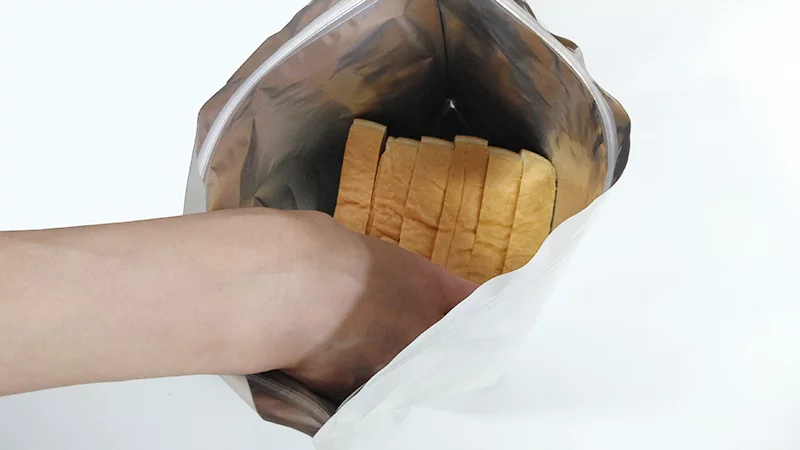 MARNAのパン冷凍保存袋へ食パンを入れるイメージ