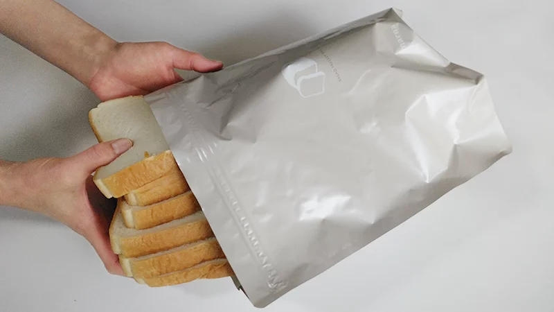 MARNAのパン冷凍保存袋へ食パンを入れるイメージ2