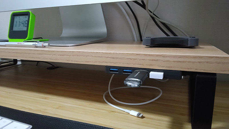 iMac27インチがジャストサイズのモニター台に自作USBポート1