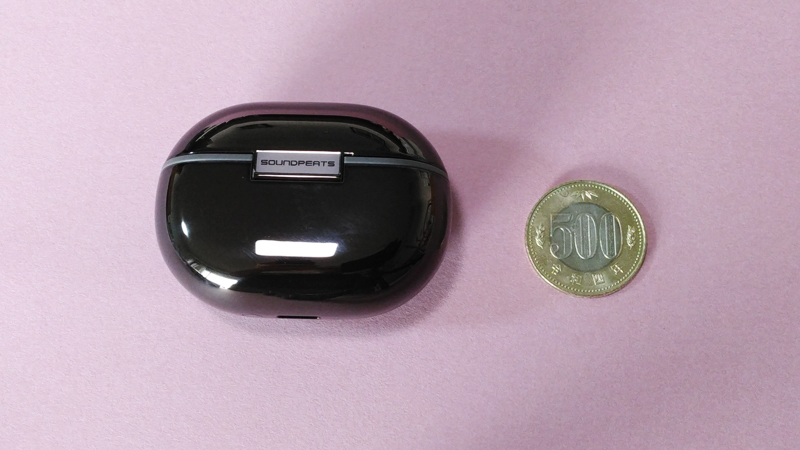 SOUNDPEATS Engine4の500円玉との大きさ比較