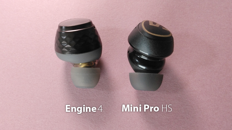 SOUNDPEATS Engine4とMini Pro HSとの大きさ比較