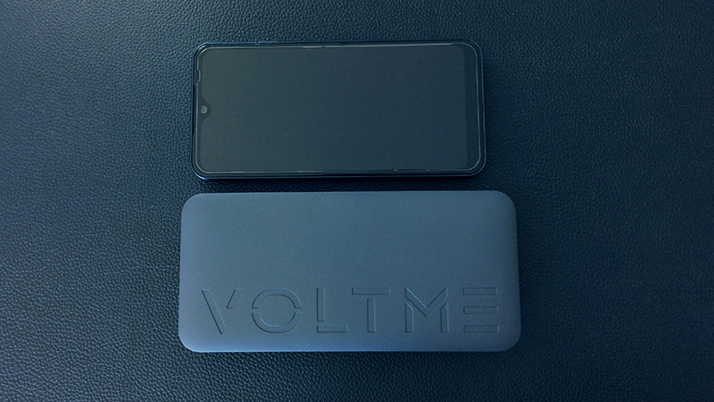 VOLTME-Hypercore 20000mAh Power Bankのスマホとの比較１